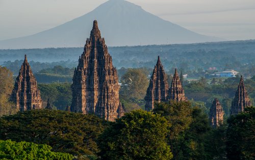 Feasts, Streets, and Secret Banquets: The Unspoken Art of Group Dining in Yogyakarta